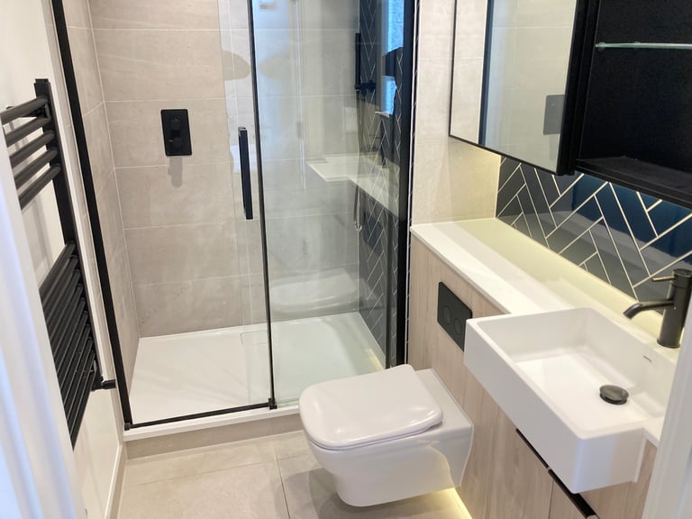 New Build Quality Lift Concierge Balcony Flat 2 Bed 2 Bath Gardens Gym Lounge Cinema Near Rail Bus