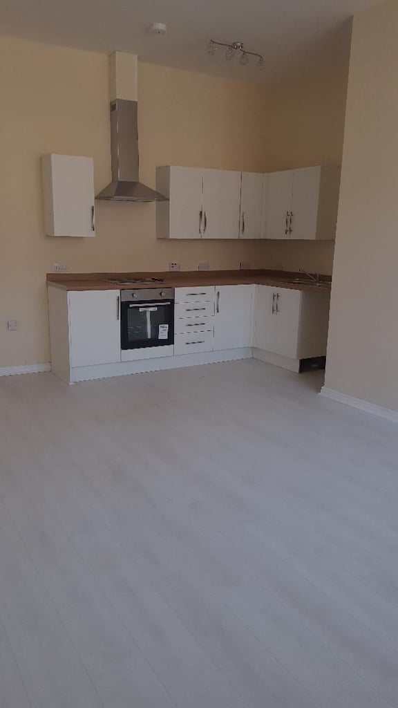 For rent Lovely 1 bed flat with tonnes of storage with private enterance. 
