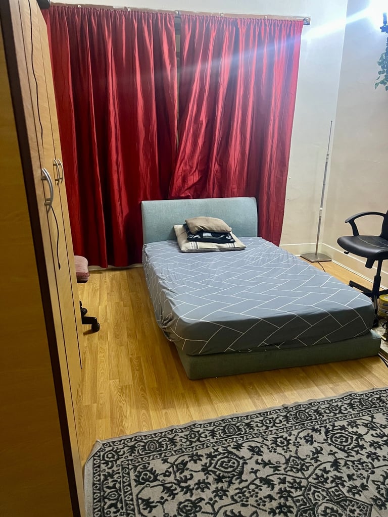Big double room for rent near station 