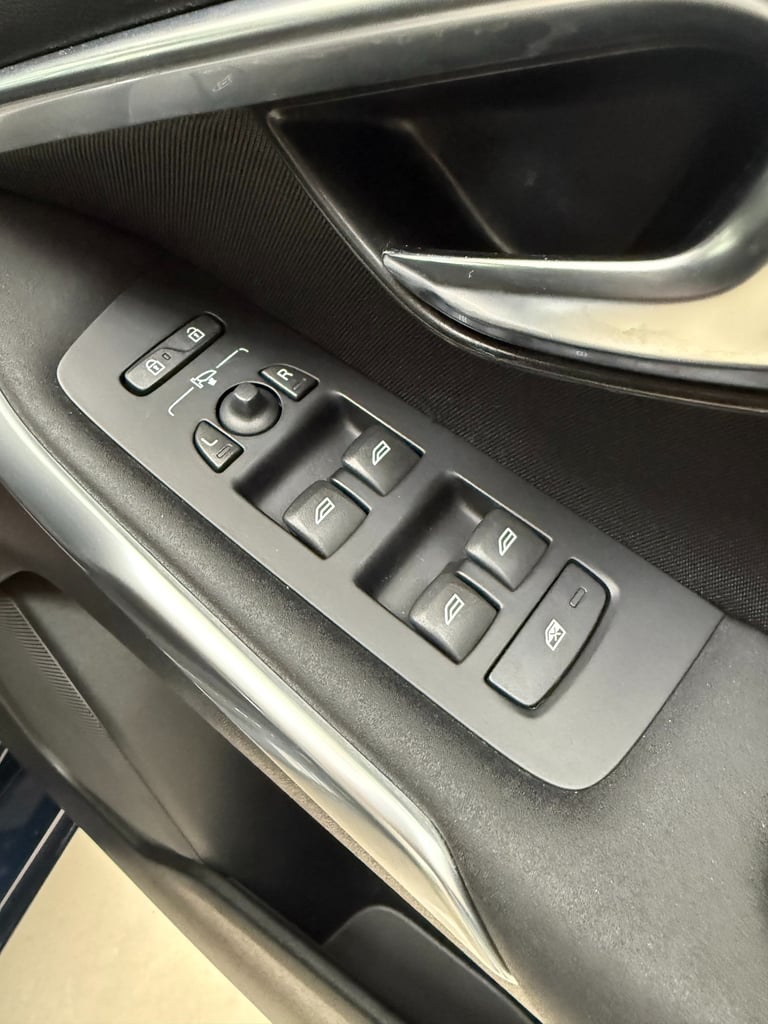 Volvo V40 1.6 T3 SE Blue Hatchback 61MPG Sat Nav WARRANTY 12 MONTHS MOT