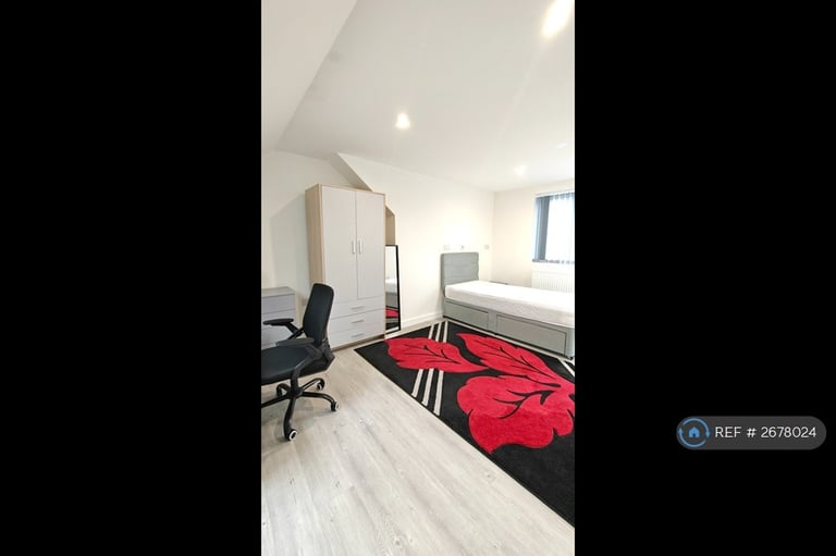 1 bedroom in Victoria Avenue, Uxbridge, UB10 (#2678024)