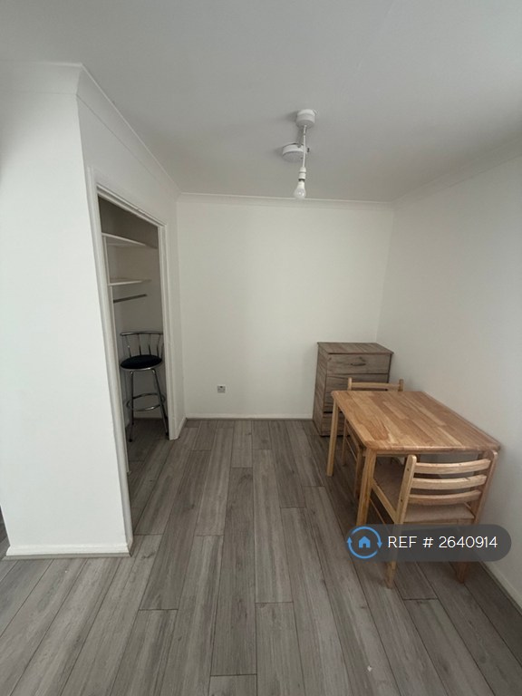 Studio flat in Linnet Close, London, N9 (#2640914)