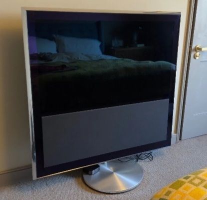 Bang Olufsen Beovision 10-40 Television with motorized stand 