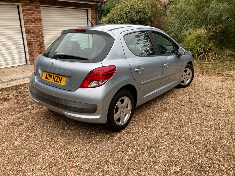 2011 PEUGEOT 207 1.4 VTi ENVY LOW MILAGE 5 DOOR HATCHABACK. LONG MOT CHEAP TAX.