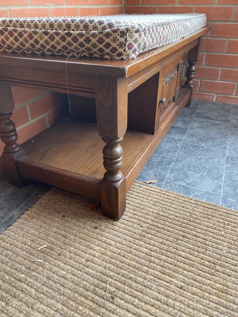 Seat / hallway storage
