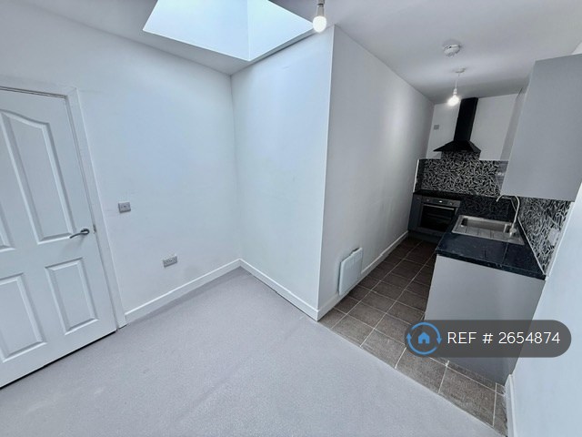 1 bedroom flat in Dudley Road, Brierley Hill, DY5 (1 bed) (#2654874)