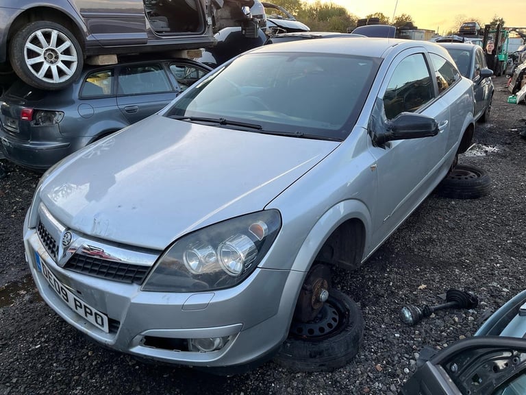 Vauxhall Astra H coupe 1.4 petrol 2009 silver BREAKING FOR PARTS 