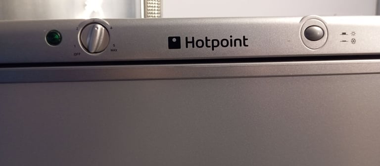 Hotpoint freestanding 55cm silver frost free fridge freezer in good condition 