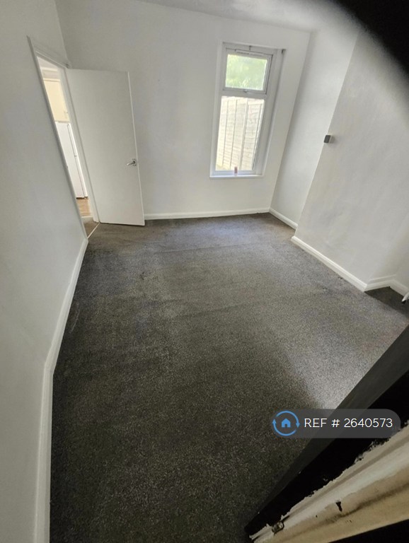 1 bedroom flat in Luton Road, Chatham, ME4 (1 bed) (#2640573)