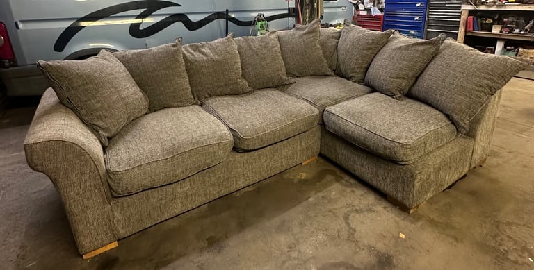 L shaped corner sofa (FREE DELIVERY) 