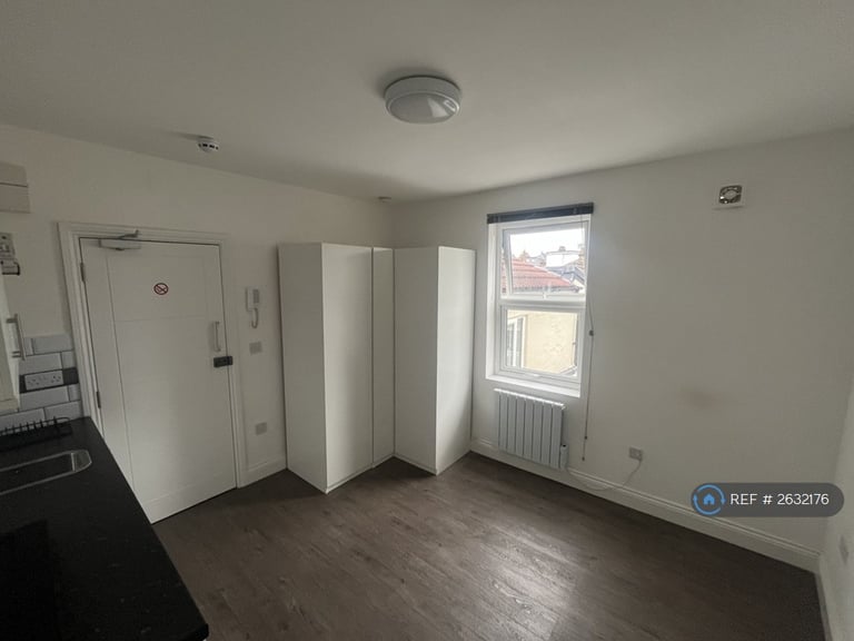 Studio flat in Garratt Lane, London, SW17 (#2632176)