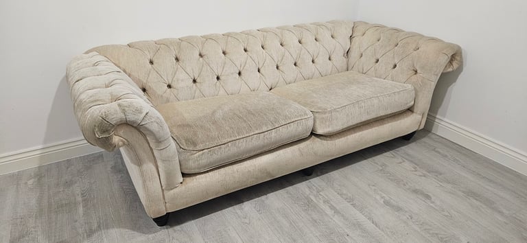 Chesterfield 3 seater sofa excellent condition
