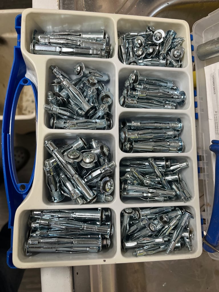 Hollow wall anchor kit