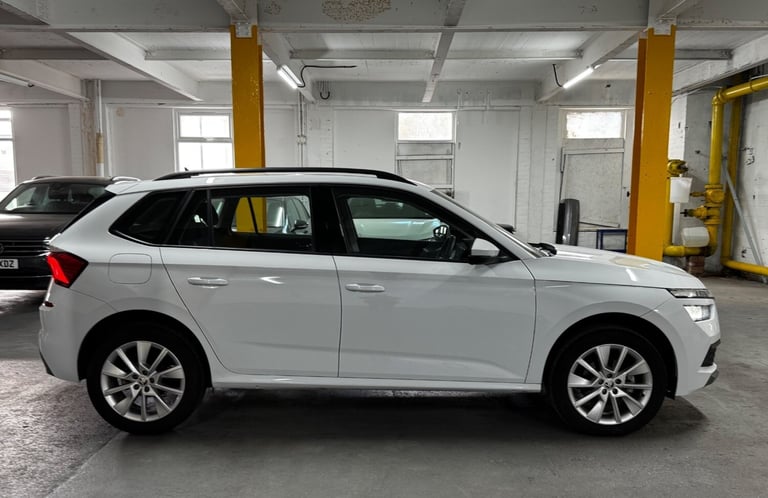 One Owner | Rear parking sensors| Apple Car play