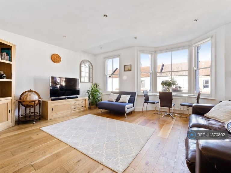 image for 3 bedroom flat in Balvernie Grove, London, SW18 (3 bed) (#1370802)