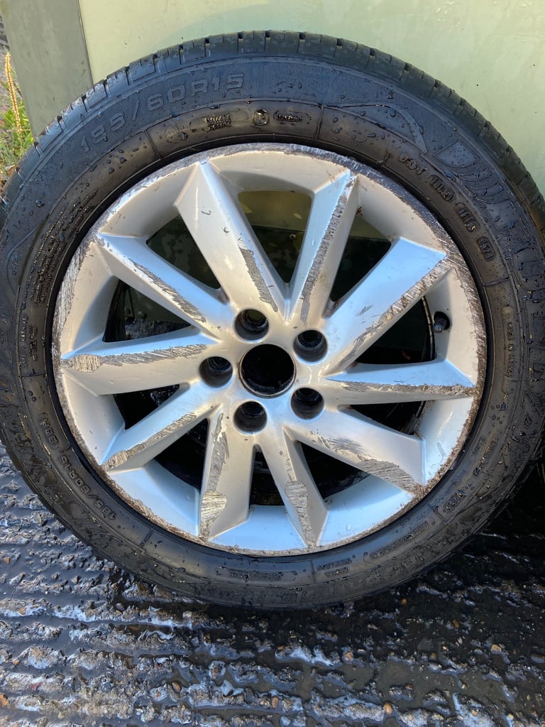 Seat Ibiza Alloy Wheels With Nearly New  185/60/15 Fulda Tyres. 6jx15 6J0601025m
