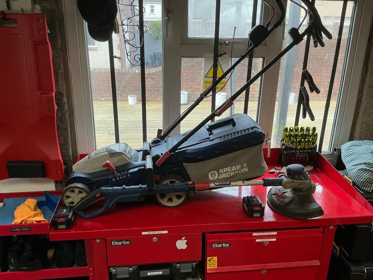 Spear & Jackson Cordless lawnmower and strimmer 24v