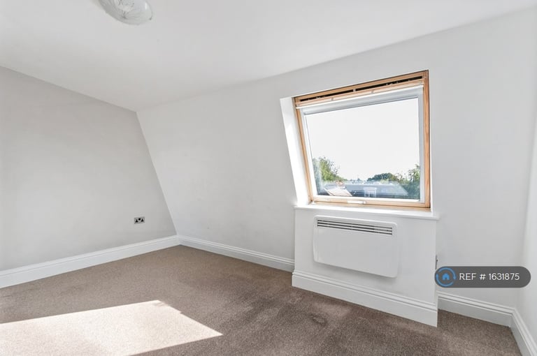 2 bedroom flat in Hazeltree Lodge, London, N13 (2 bed) (#1631875)