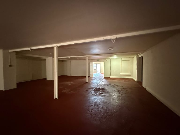 3,184sq. ft. Warehouse/Storage Unit to let in Whittington. Car Parking. Flexible Lease Terms.