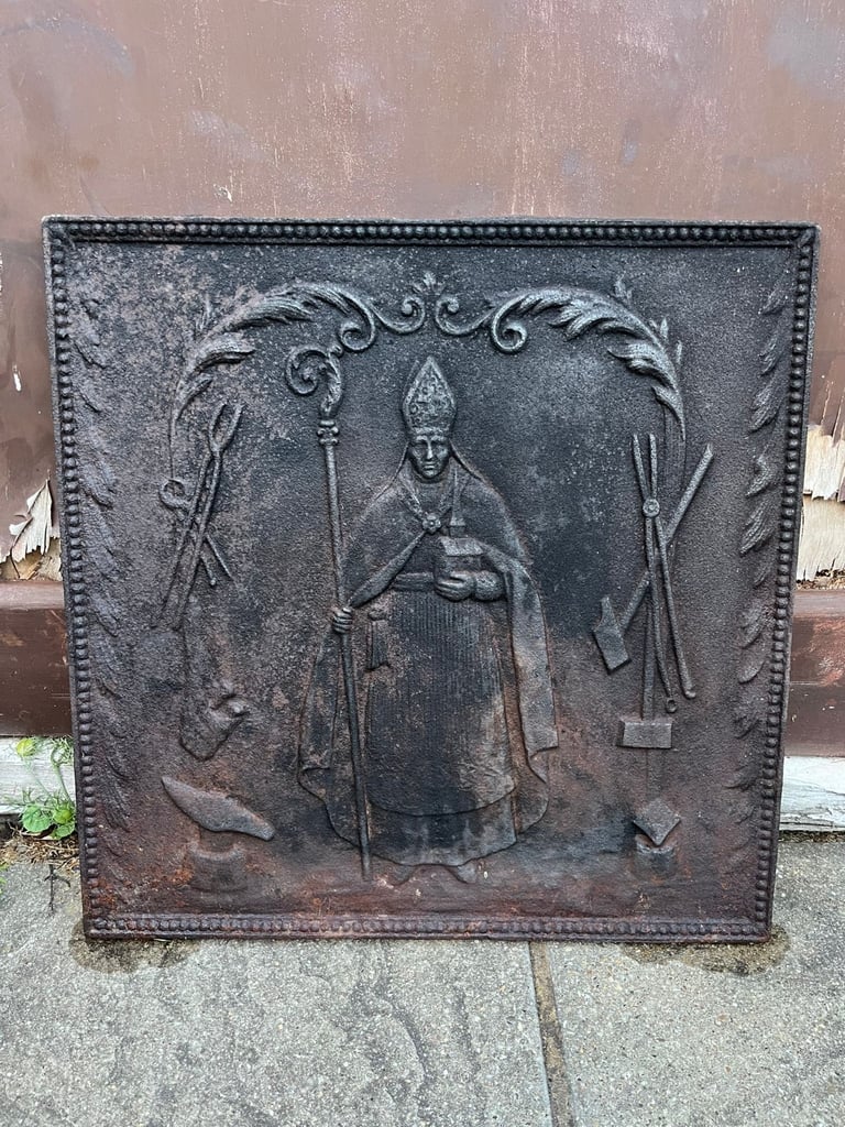 Cast iron fire back