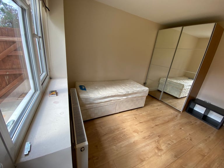 TWO DOUBLE BEDROOM GROUND FLOOR FLAT FURNISHED WITH GARDEN  NEAR KENTON STATION 