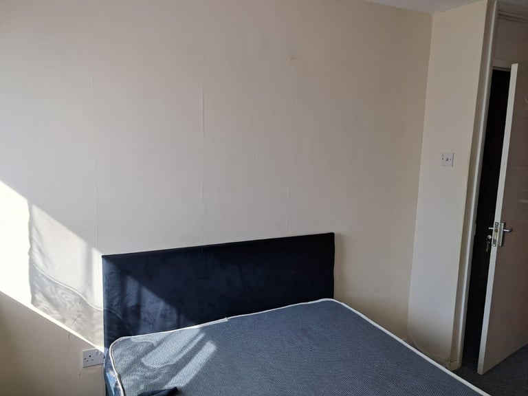 (AVAILABLE NOW + BILLS INCLUDED) .. BIG MEDIUM ROOM FOR £699pcm, IN HORNCHURCH, RM12 5QJ