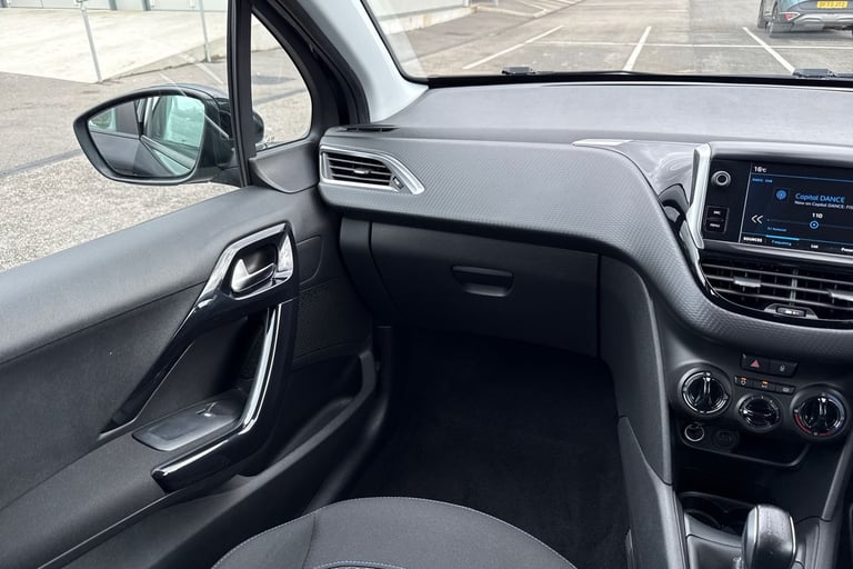 2019 Peugeot 208 1.2 PureTech Signature Euro 6 (s/s) 5dr Hatchback PETROL Manual