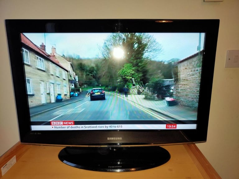 samsung 26 inch hd tv+freeview+remote+FREE DELIVERY