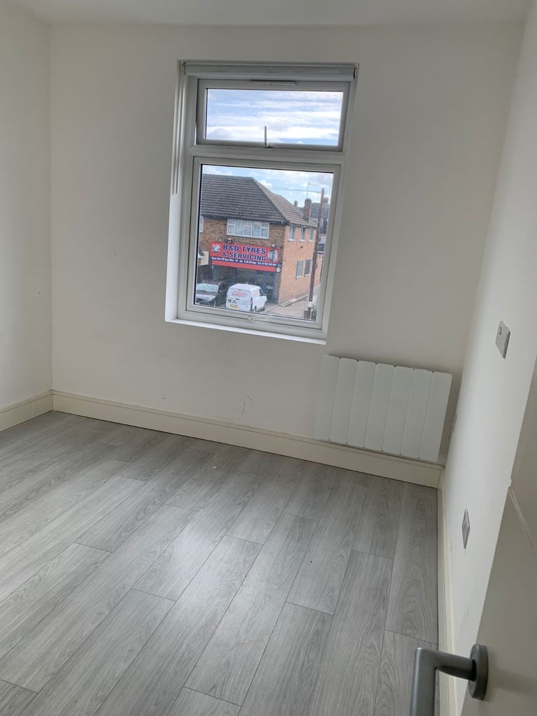 Amazing 2 Bed Flat + Open Plan Living Rm - Collier Row, Romford (RM5)