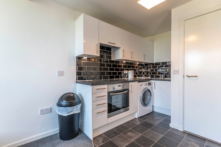 Desirable, 3-bedroom, HMO flat with parking, near the Gyle - available October