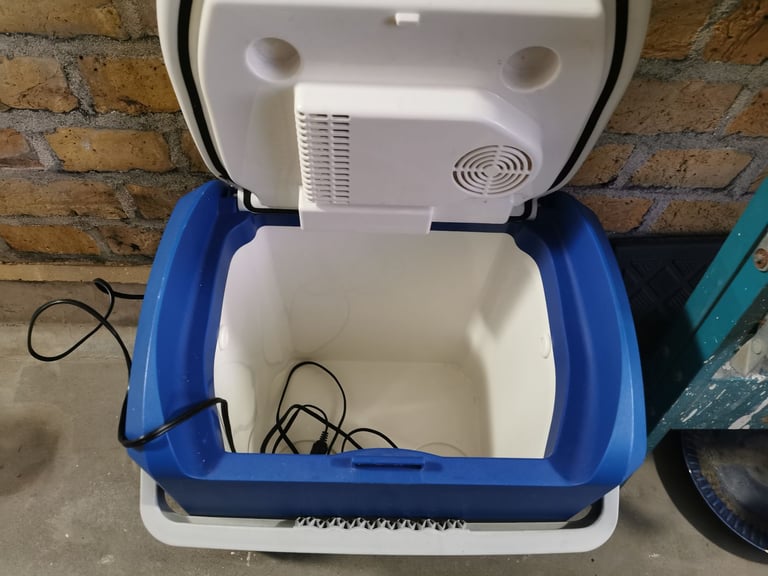 Halfords 17litre  Coolbox 12v