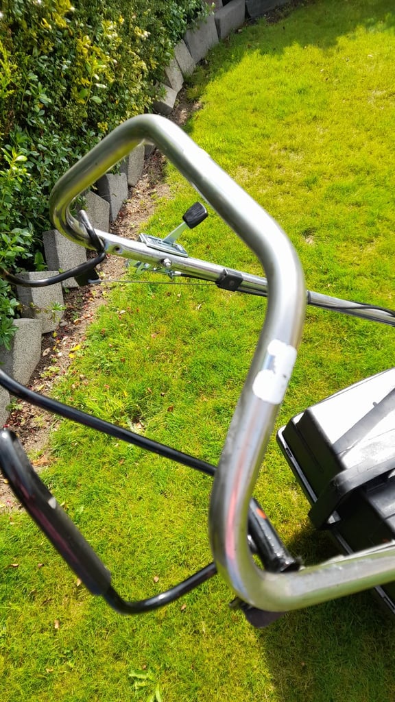 Rover self drive petrol lawnmowrr 20 inch cut Briggs&Stratton Quantm XM55 engine. Large box.