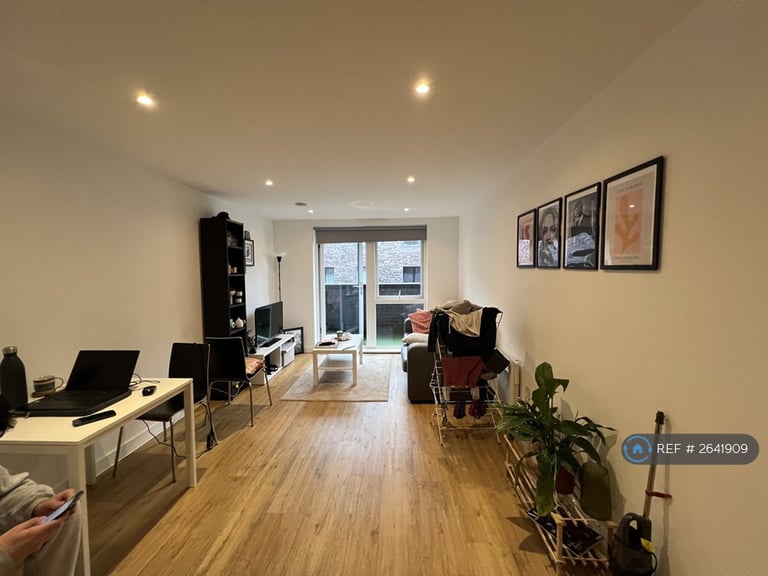 1 bedroom flat in Advent Way, Manchester, M4 (1 bed) (#2641909)