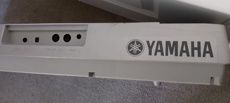 Yamaha electric keyboard PSR-275 with power adaptor