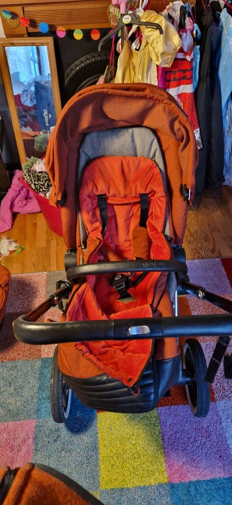 Cybex buggy and travel system including 2 car seats