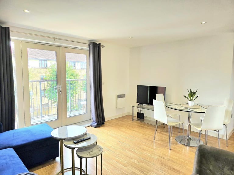 2 bed flat near Bow station 