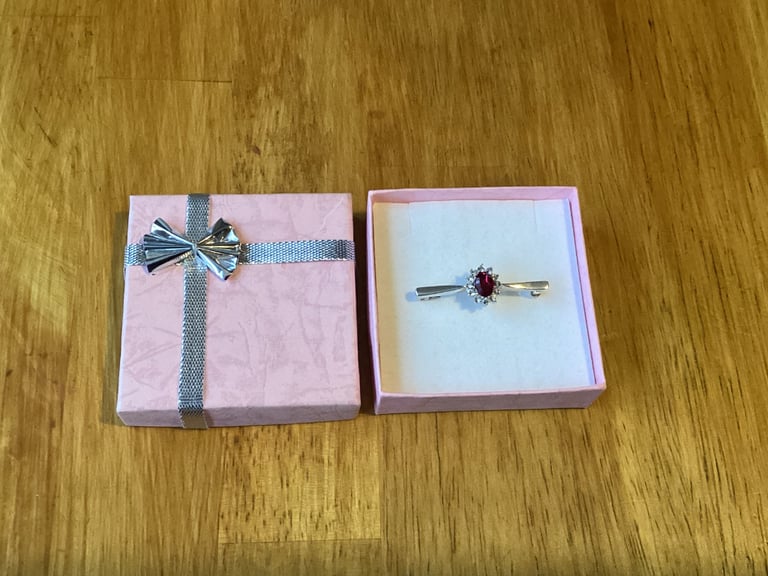 Sterling Silver Brooch 925 Boxed Bar Pin Jewel Red Stone + x12 CZ Stones Gift Present
