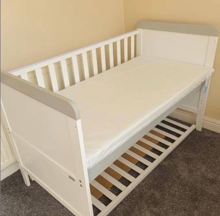 Cot bed and top changer 