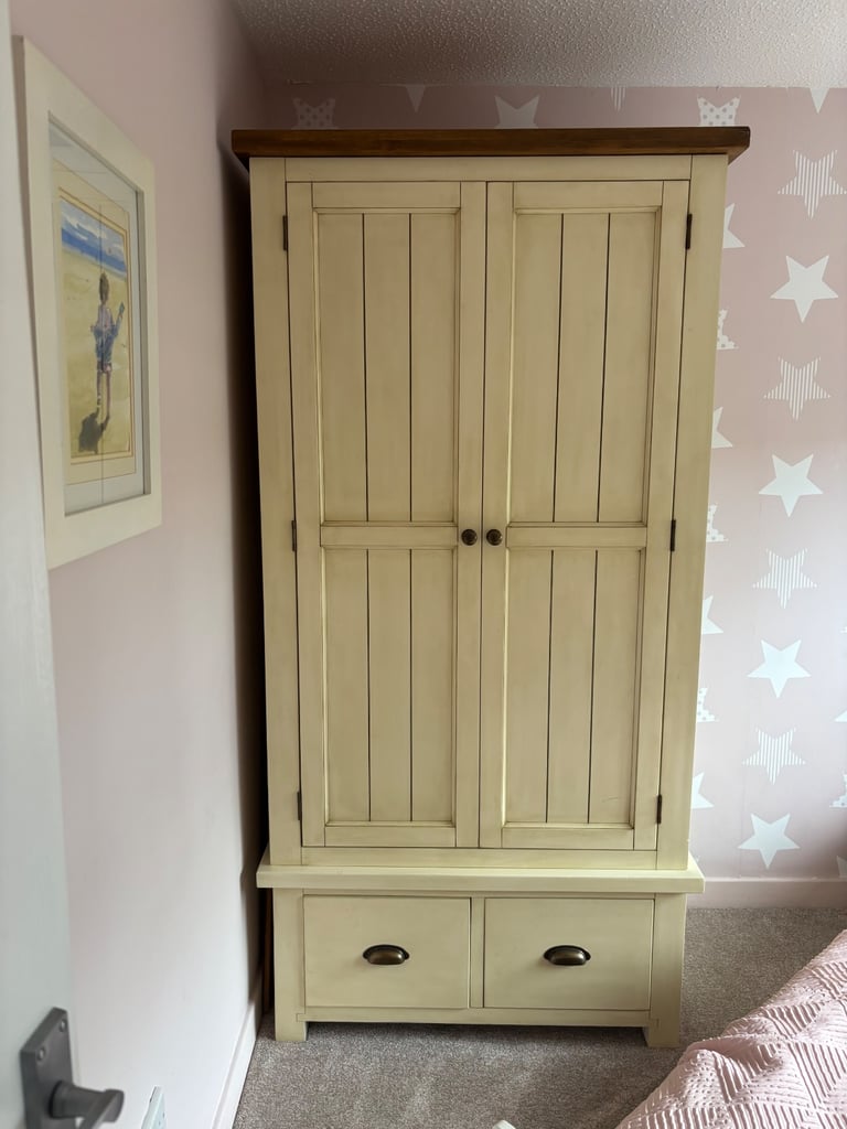 Lovely bedroom furniture set. 