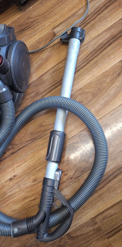 DC19 dyson vacuum cleaner,body & hose and pipe only.very strong 