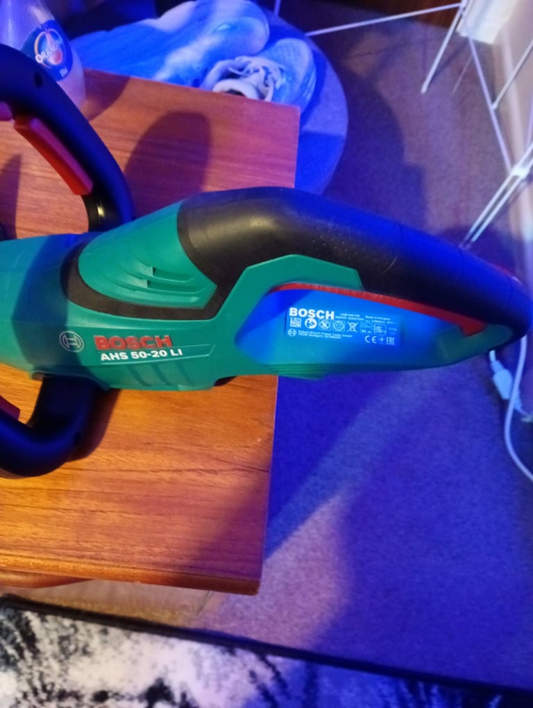 Bosch cordless universal hedge trimmer new 