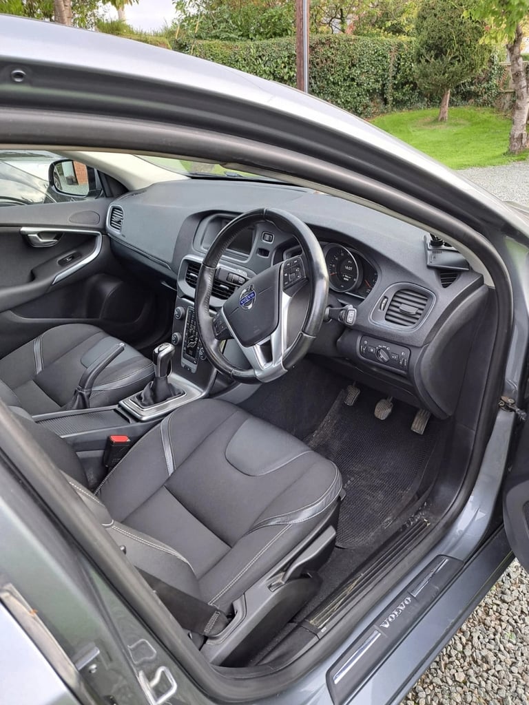 * £20 TAX * 2014 VOLVO V40 1.6 D2 SE DIESEL 6 SPEED MANUAL 5 DOOR HATCHBACK * IMMACULATE CONDITION