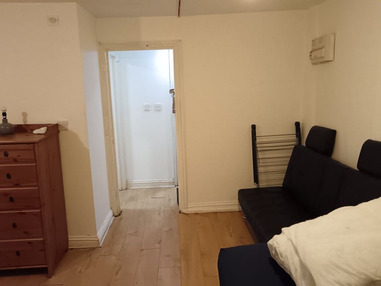 image for self-contained studio flat to let @ CT17 9SP near Dover town centre & station available now !!