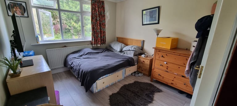 Spacious Double Room Ensuit Bathroom 8 minutes walk Wembley Park 
