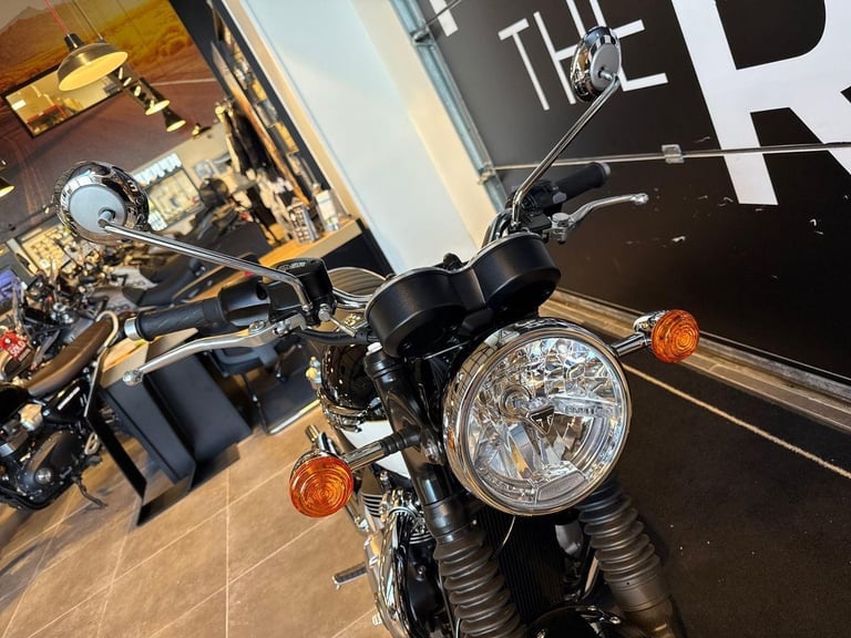 2025 Triumph Bonneville T120 PREMIUM TWIN COLOUR Petrol black 6 Speed