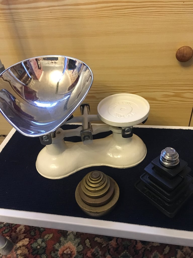 image for Old style kitchen weighing scales