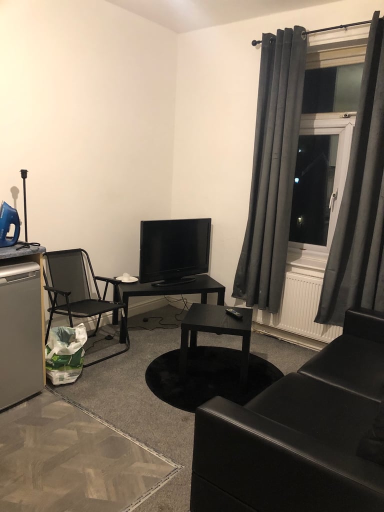 1 bed flat in Crumpsall M8 4GZ