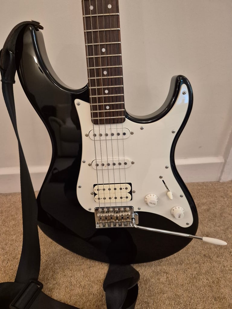 Electric Guitar Yamaha Pacifica with guitar bag, Roland Cube-15 Amp, Lead and Microphone