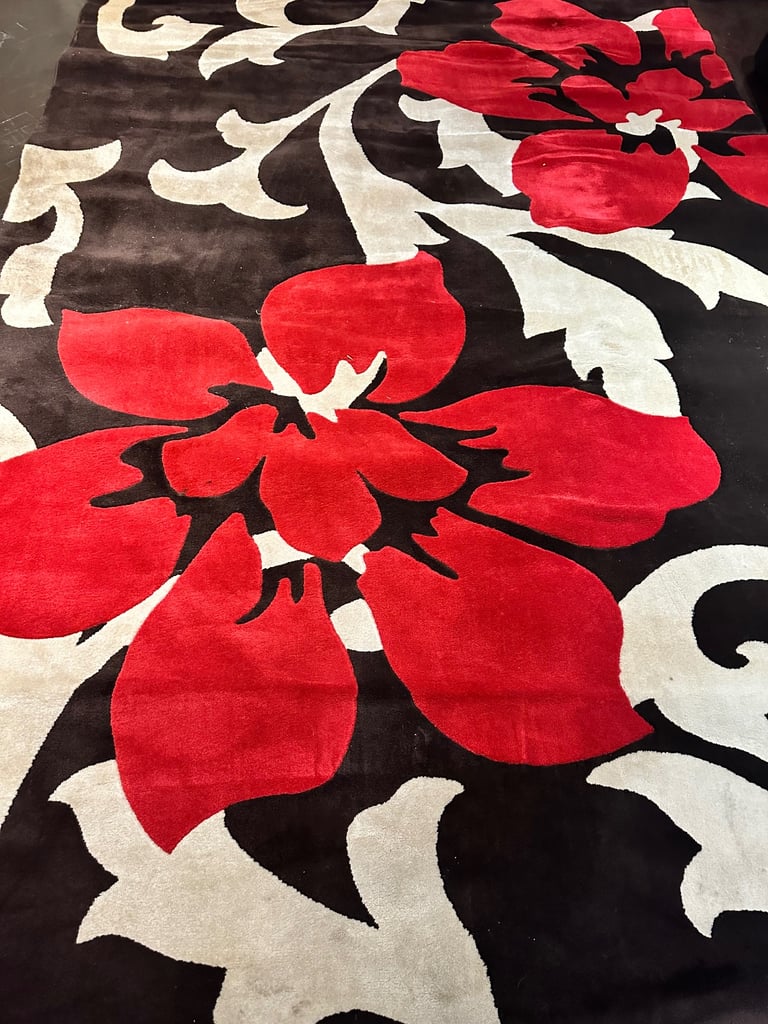 VERY LARGE RUG - FREE DELIVERY IN LOCAL AREA 