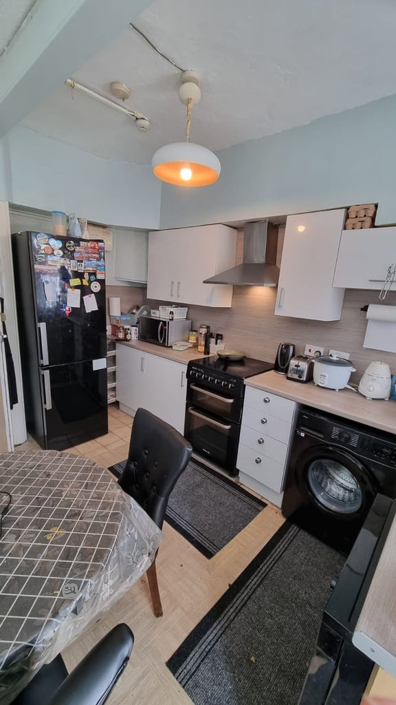 Furnished flat adjacent to Glasgow university